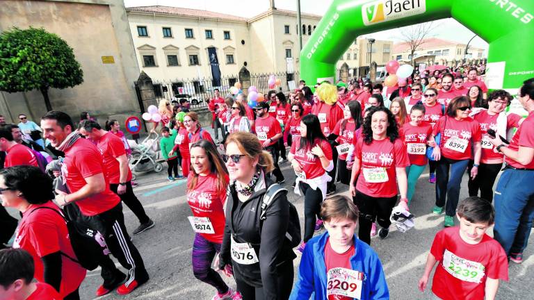 Una multitud corre para que menores se eduquen