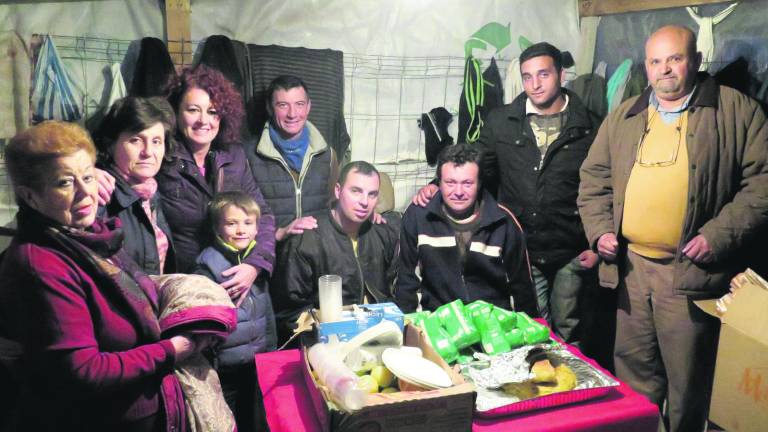Un grupo de vecinos ofrece una cena a inmigrantes Un grupo de vecinos ofrece una cena a inmigrantes