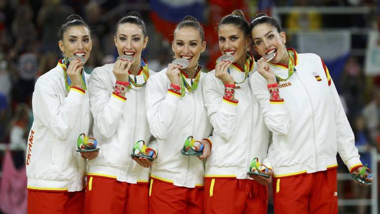 El conjunto español de rítmica se cuelga la plata y homenajea a las heroínas de Atlanta El conjunto español de rítmica se cuelga la plata y homenajea a las heroínas de Atlanta