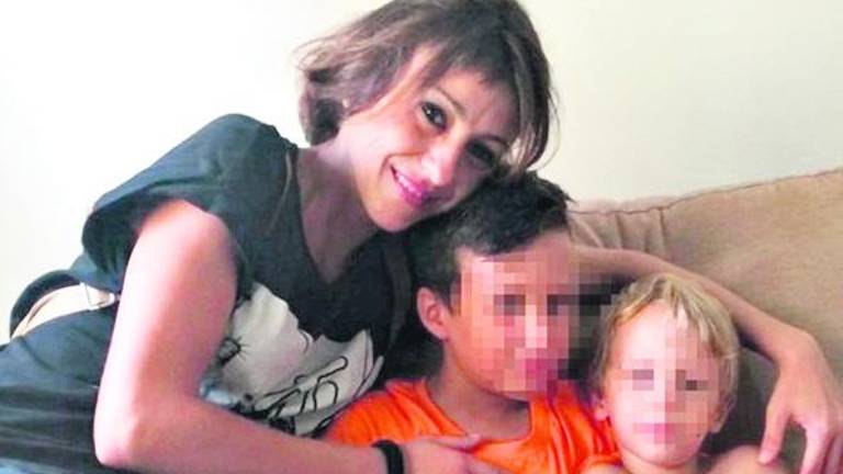 Juana Rivas entrega a sus hijos a su expareja en Italia Juana Rivas entrega a sus hijos a su expareja en Italia
