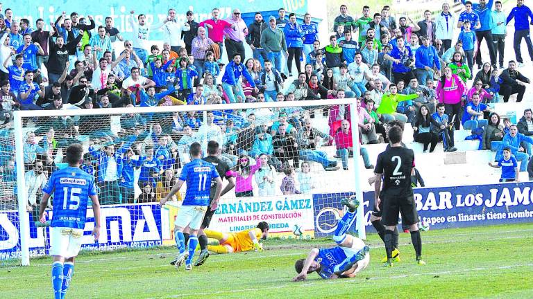 La afición azulilla revitaliza la importancia de Linarejos La afición azulilla revitaliza la importancia de Linarejos