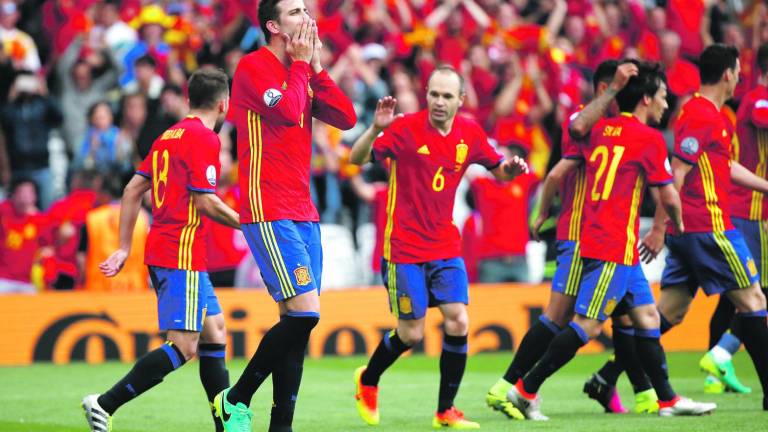 Piqué rescata a una España guiada por la maestría de Iniesta Piqué rescata a una España guiada por la maestría de Iniesta