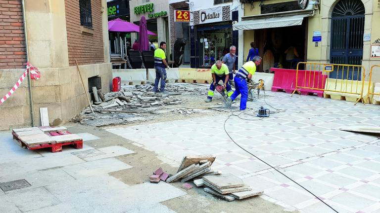 Los obreros comienzan a romper la solería de la calle Pescadería Los obreros comienzan a romper la solería de la calle Pescadería