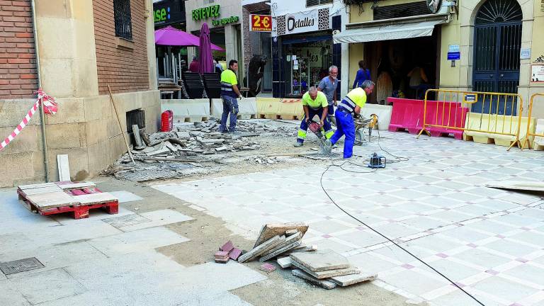 Los obreros comienzan a romper la solería de la calle Pescadería