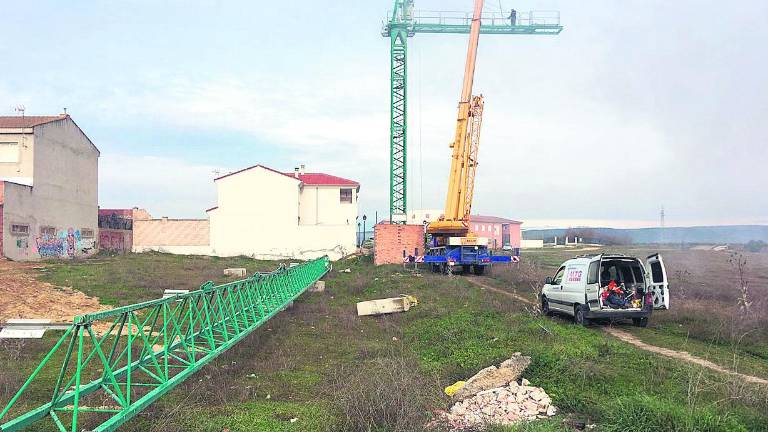 Alivio en Guarromán después de la retirada de una gran grúa Alivio en Guarromán después de la retirada de una gran grúa