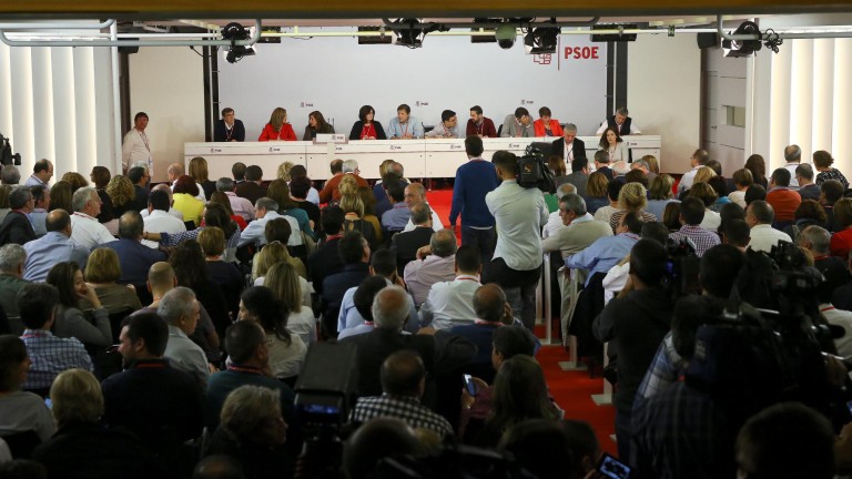 El PSOE certifica el viraje para dejar gobernar a Rajoy en un Comité Federal muy dividido