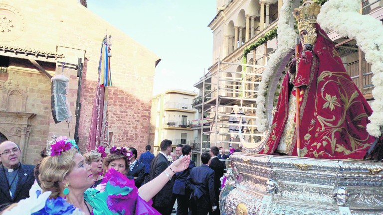Miles de devotos visten de flores el manto de La Morenita