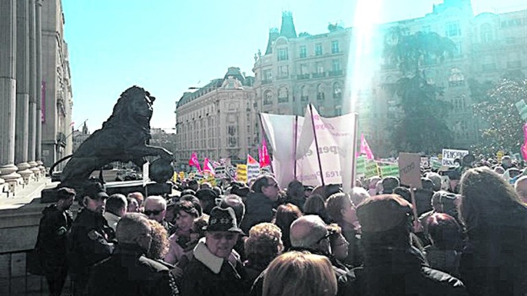 Miles de pensionistas se manifiestan en Madrid
