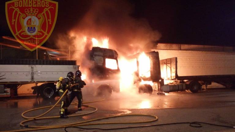 Espectacular incendio esta madrugada en Andújar