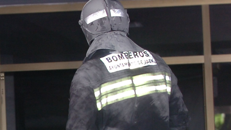 Dos hombres intoxicados por humo en un incendio en Bailén