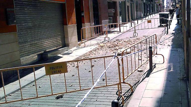Susto en la calle Tablerón por la caída de cascotes Susto en la calle Tablerón por la caída de cascotes