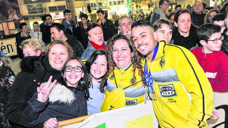 Cánticos, bengalas y mucha fiesta Cánticos, bengalas y mucha fiesta