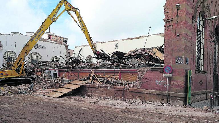 Los muros caídos del Mercado de Santiago se pondrán en pie Los muros caídos del Mercado de Santiago se pondrán en pie