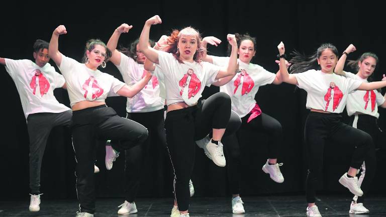 Danza urbana navideña en el Darymelia