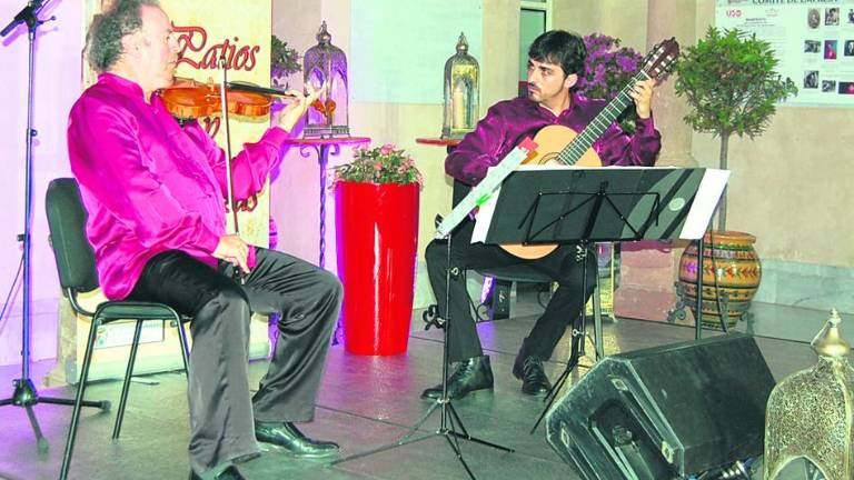 Violín y guitarra en una noche cultural Violín y guitarra en una noche cultural