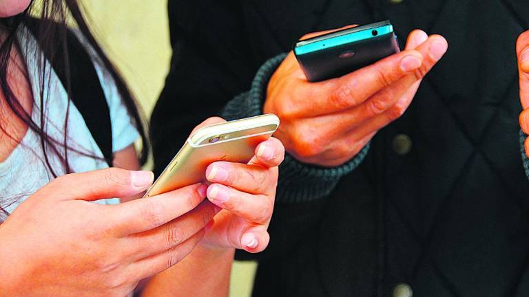 Enganchados al teléfono y al Whatsapp Enganchados al teléfono y al Whatsapp
