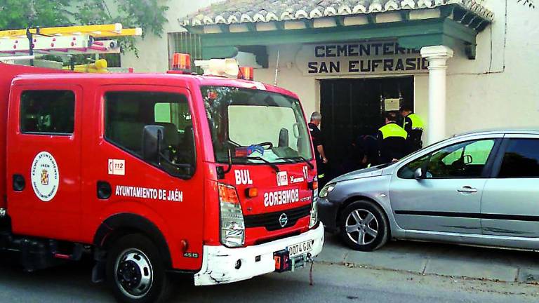Una mujer se queda encerrada en el cementerio de San Eufrasio Una mujer se queda encerrada en el cementerio de San Eufrasio