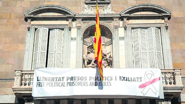 La Junta ordena retirar los lazos y denuncia a Torra La Junta ordena retirar los lazos y denuncia a Torra