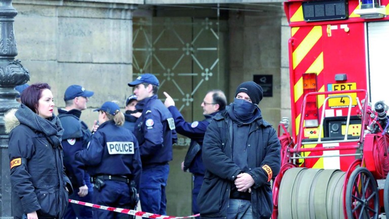 Un hombre armado intenta entrar en el museo del Louvre