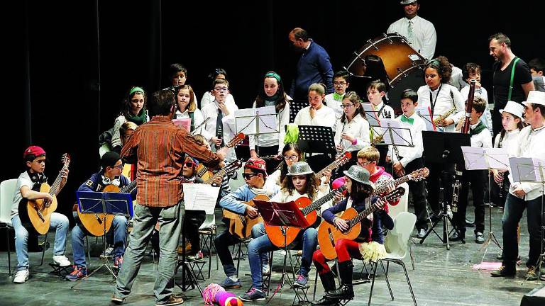 Música que alimenta almas y llena despensas Música que alimenta almas y llena despensas