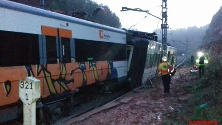 Un muerto y seis heridos en el descarrilamiento de un tren en Barcelona