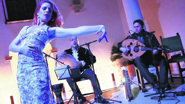 La danza oriental y la poesía “inundan” los Baños Árabes La danza oriental y la poesía “inundan” los Baños Árabes