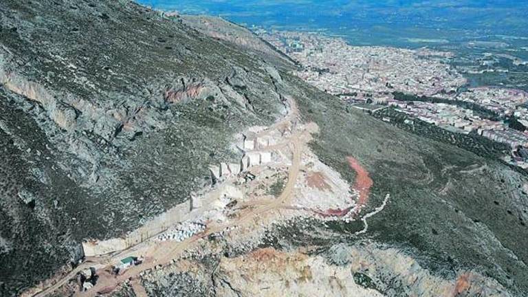 La Audiencia ordena el cierre de la cantera de Fuente de la Peña La Audiencia ordena el cierre de la cantera de Fuente de la Peña