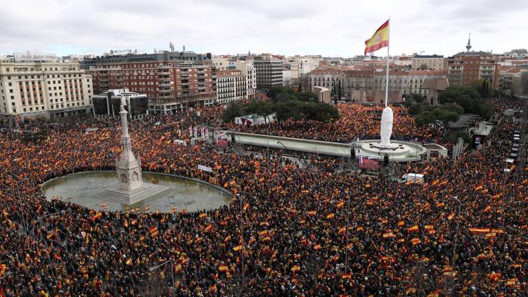 Miles de personas exigen elecciones por la “traición” de Sánchez