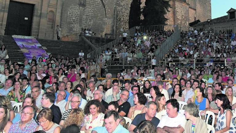 Serrat conquista el mar de olivos