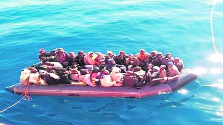 Desembarcan en Motril cien personas rescatadas de pateras