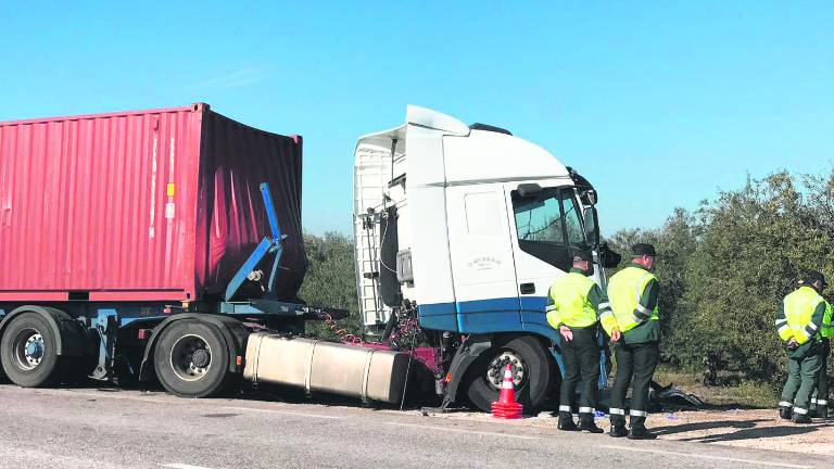 Un brutal accidente de tráfico en Sevilla se cobra cinco vidas Un brutal accidente de tráfico en Sevilla se cobra cinco vidas