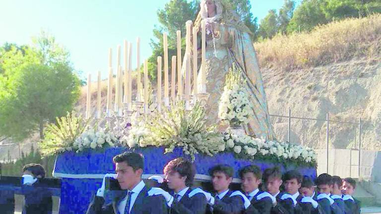 Emotivo abrazo a la Virgen de la Alegría Emotivo abrazo a la Virgen de la Alegría