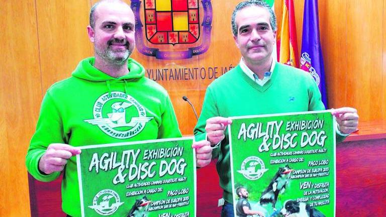 Exhibición de habilidades caninas en el Bulevar