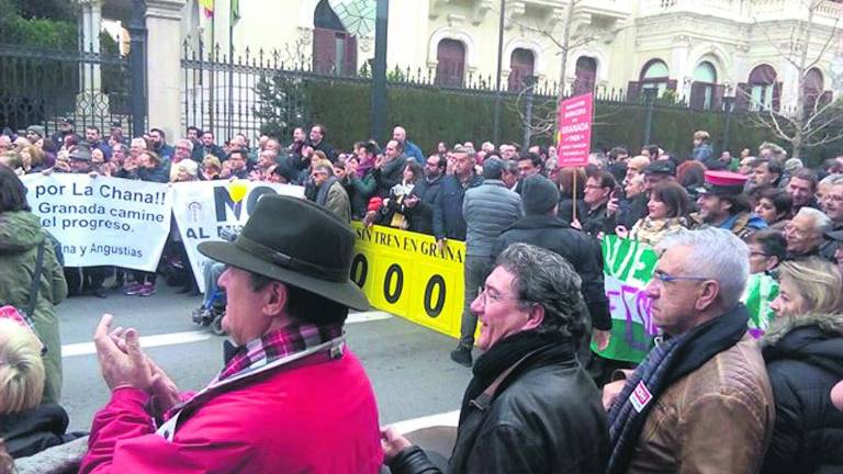 Nueva movilización contra el aislamiento por tren en Granada Nueva movilización contra el aislamiento por tren en Granada