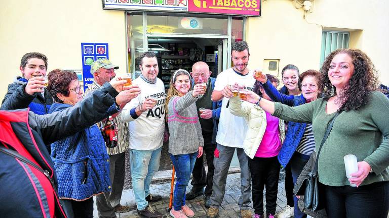 Jóvenes, con ganas de boda y 322.000 euros en el bolsillo Jóvenes, con ganas de boda y 322.000 euros en el bolsillo