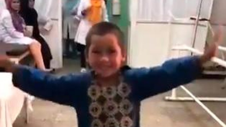 El vídeo de un niño afgano bailando tras recibir una prótesis se hace viral