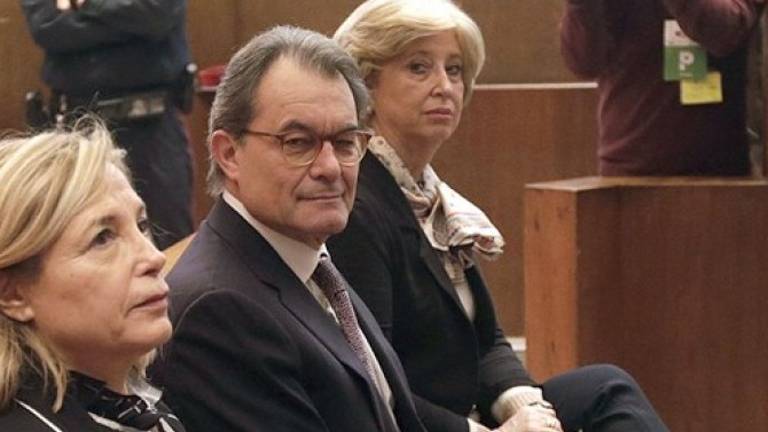 Condenan a Mas a 2 años de inhabilitación por el 9N y le absuelven de prevaricación Condenan a Mas a 2 años de inhabilitación por el 9N y le absuelven de prevaricación