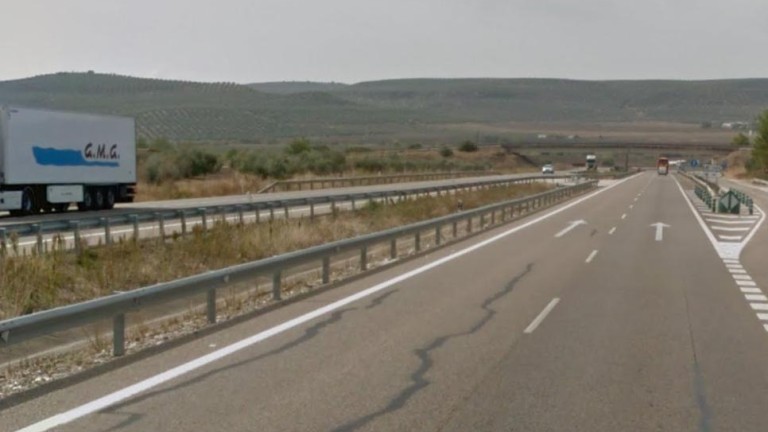Fallece un camionero de Murcia al salirse de la A-4, en Lopera