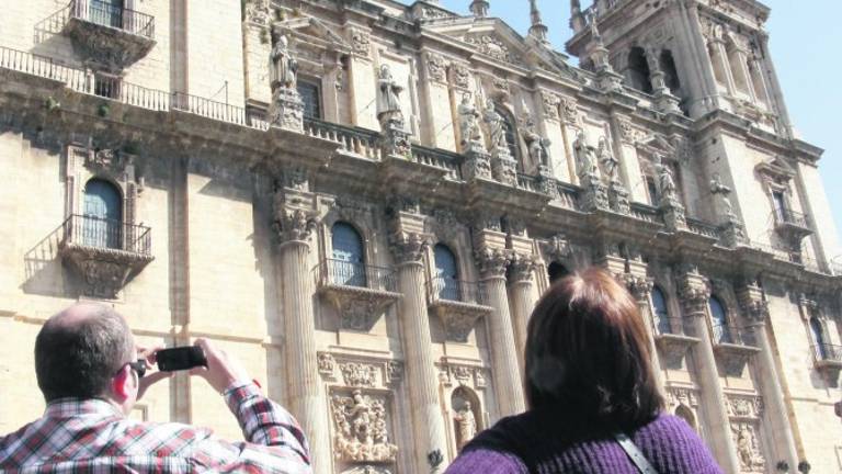 Más viajeros y pernoctaciones Más viajeros y pernoctaciones