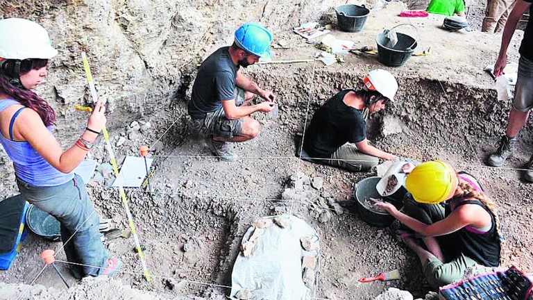 Cincuenta investigadores bucean en la prehistoria de Sierra Mágina
