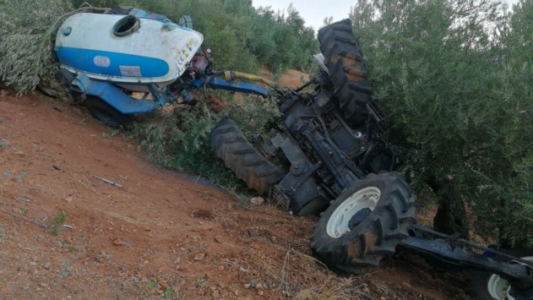 Herida una mujer al volcar su tractor en Pegalajar