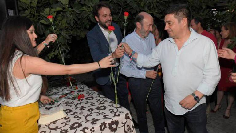 Reyes muestra el profundo dolor del PSOE por la muerte de Rubalcaba Reyes muestra el profundo dolor del PSOE por la muerte de Rubalcaba