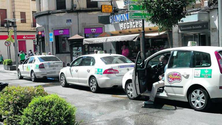 Márquez: “El Ayuntamiento garantizará la defensa del sector del taxi” Márquez: “El Ayuntamiento garantizará la defensa del sector del taxi”