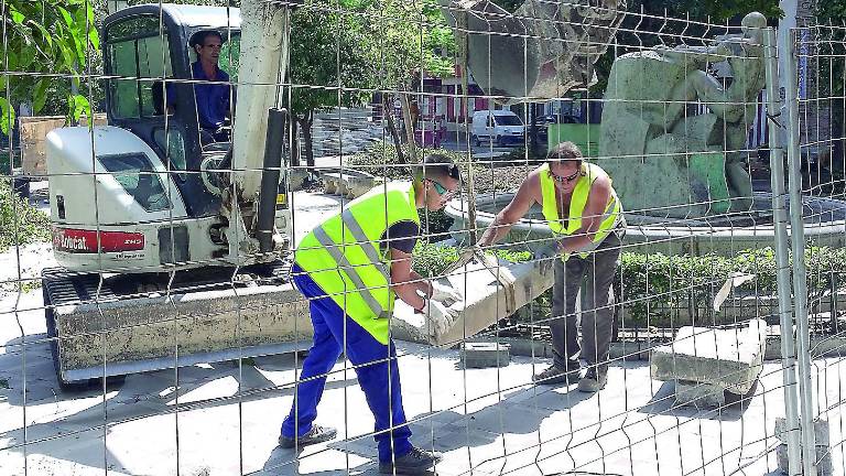 Sin bancos y casi ya sin jardines Sin bancos y casi ya sin jardines