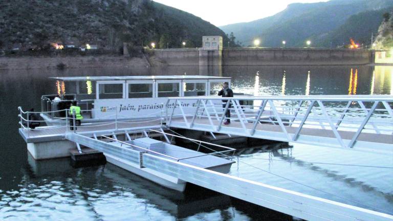 El barco solar toca por fin el agua del pantano del Tranco El barco solar toca por fin el agua del pantano del Tranco