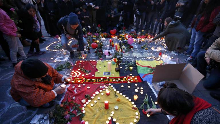 Velas y flores en recuerdo de los que han perdido la vida en Bruselas Velas y flores en recuerdo de los que han perdido la vida en Bruselas