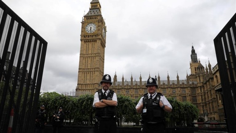 Un coche se estrella junto a las barreras del Parlamento británico tras causar varios heridos