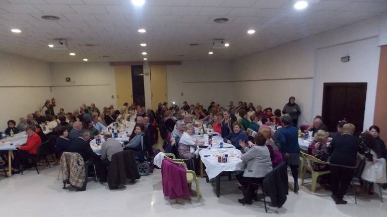 Gran cena de los usuarios del Hogar del Jubilado con música y baile