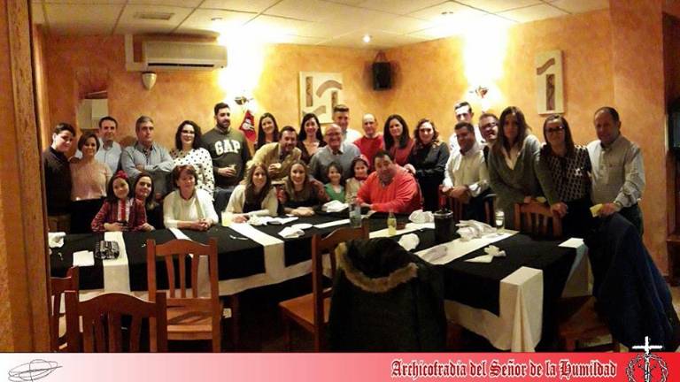 Gran cena de un grupo de universitarios Gran cena de un grupo de universitarios