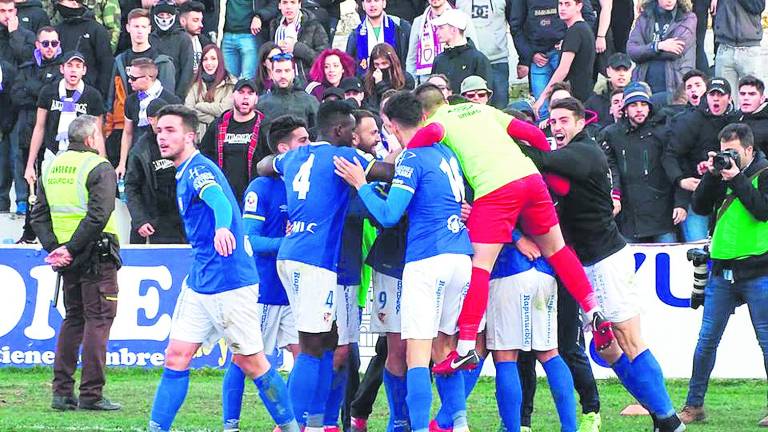 Fiesta azulilla con un Real Jaén sin argumentos Fiesta azulilla con un Real Jaén sin argumentos